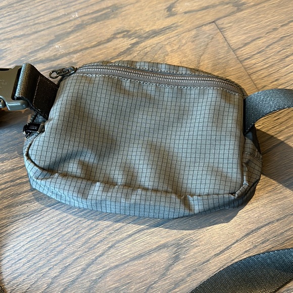 RARE design lululemon olive crosshatch-pattern 1L waist/belt/crossbody bag - Picture 4 of 4